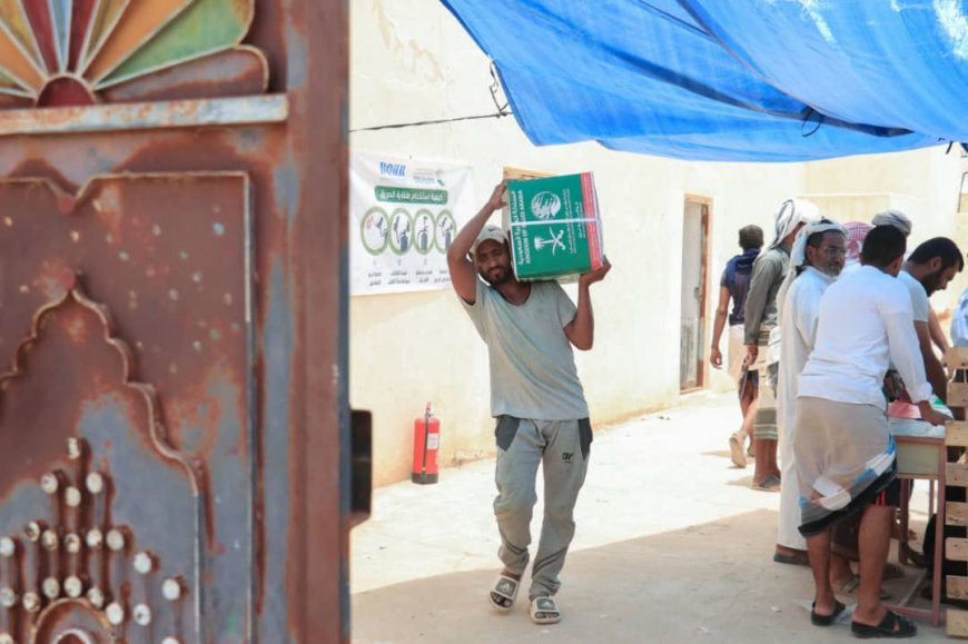 مركز الملك سلمان يوزع مساعدات غذائية للأسر الاشد احتياجًا في محافظة حضرموت