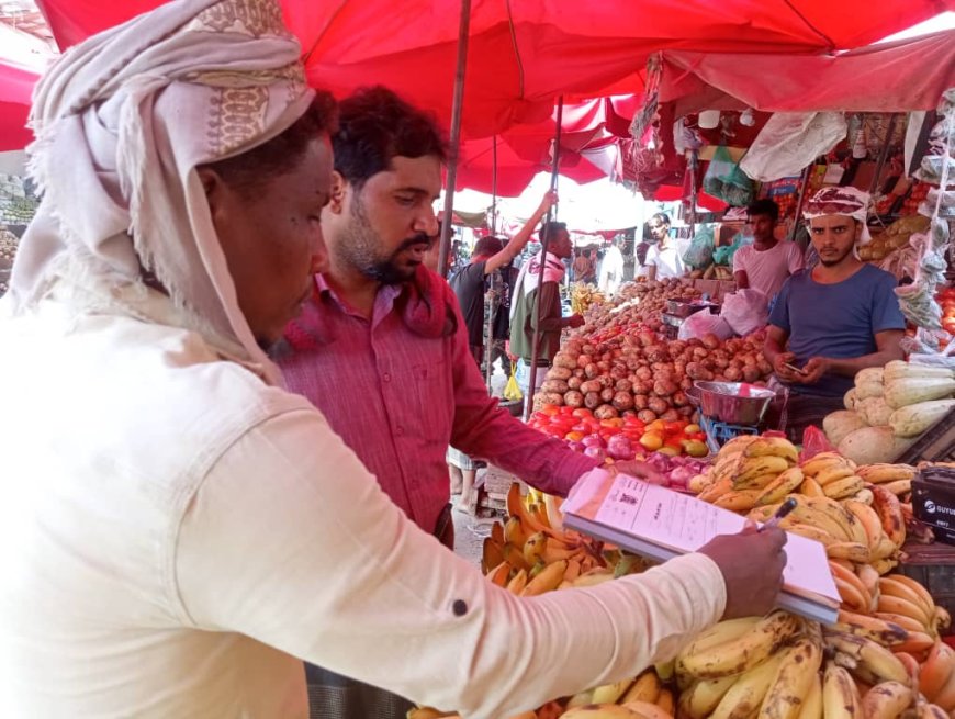 مدير الموارد المالية بمديرية زنجبار يشرف على نزول ميداني لحصر الأسواق وتنظيمها