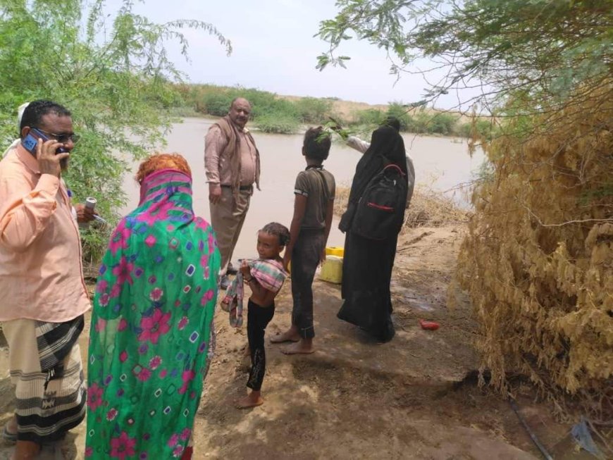 أمين  عام المجلس المحلي خنفر مدير وحدة النازحين أبين  يقوم بزيارة ميدانية تفقدية للمناطق المتضررة من السيول بمديرية خنفر 