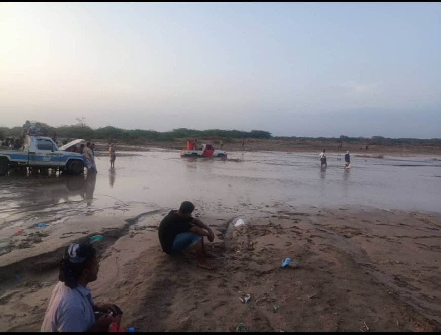 يحدث الإن.. بتوجيهات محافظ أبين فتح خط الطريق الدولي منطقة حسان بعد تدفق السيول