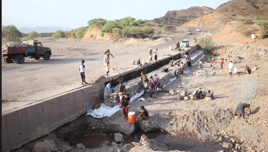 بتوجيهات وزير الاشغال واستجابة لنداء الاستغاثة الذي اطلقها مواطنون.. بدء أعمال إصلاح أضرار السيول في جسر سائلة بله في لحج 