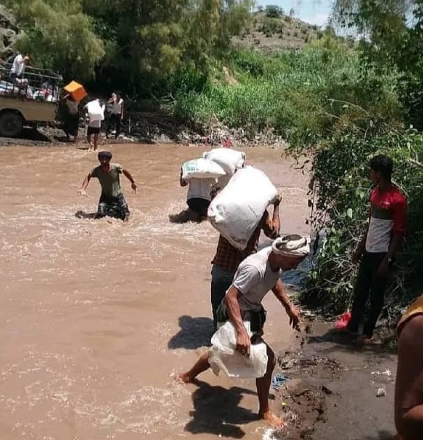 أهالي بلدة عقيب بحجر الضالع يناشدون المنظمات الإنسانية وصندوق صيانة الطرق والجسور لبناء لهم جسر للعبور 