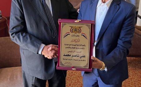 الرئيس علي ناصر محمد يلتقي رئيس الجالية اليمنية في سوربا