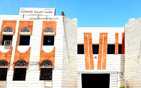 مدير مكتب التربية لحج يهنئ الطالبتين (أبرار و رُباء) من أوائل الثانوية العامة .