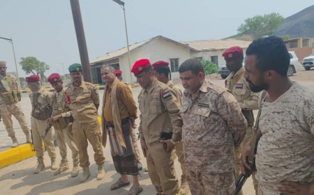 القائدان الشاعري والبكري يزوران مدرسة الشرطة العسكرية بالعاصمة عدن