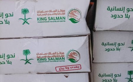 مدير تنمية المرأة في الحصين توزع تمور للأسر النازحة والفقيرة