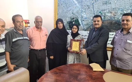 مدير عام المنصورة يكرم الطالبة "روان عبدالعزيز ردمان" الحاصلة على المركز الأول لشهادة الثانوية العامة