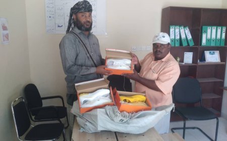 مدير صندوق دعم الشباب بأبين يدعم الفريق الكروي الأول بنادي الجيل الصاعد بأحذية رياضية