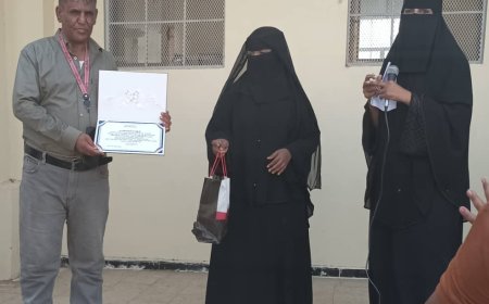 هيئة تدريس ثانوية سواحل تكرم مديرها القدير صالح الحاشي تقديراً لجهوده وتفانيه في العمل