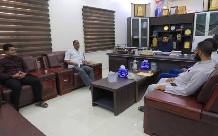 رئيس جامعة المهرة يلتقي فريق مؤسسة مواهب.