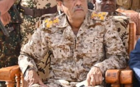 مدير مدرسة القتال محور الغيضة يعزي في وفاة شيخ قبيلة المحاثيث