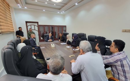 وزير الصناعة والتجارة يتفقد مكتب الوزارة بعدن ويشيد بمستوى الجهود المبذولة للارتقاء بمستوى العمل