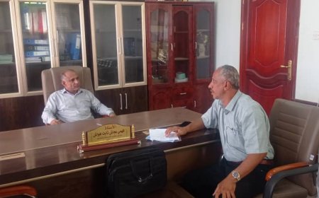 مدير تربية لحج وعميد المعهد العالي للمعلمين يناقشان التقرير الفصلي لمعلمات الريف.