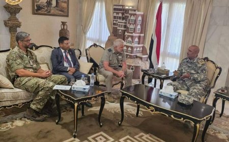 رئيس مصلحة خفر السواحل يلتقي ملحقي الدفاع الأمريكي والبريطاني لدى اليمن