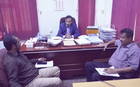 محافظ شبوة يناقش مع مدير الصحة بالمحافظة ومدير عام رضوم انتشار وباء الكوليرا في المديرية وبعض مديريات المحافظة