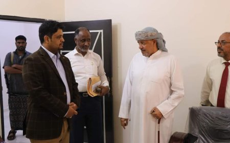 رئيس جامعة المهرة يلتقي السلطان عبدالله بن عيسى آل عفرار رئيس المجلس العام لأبناء محافظتي المهرة وسقطرى.