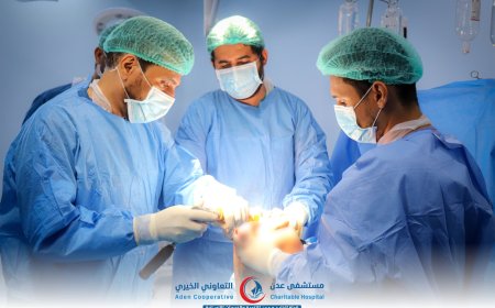 البروفيسور عبدالفتاح السعيدي يجري أولى عملياته الجراحية في مستشفى عدن التعاوني الخيري