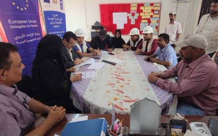 بتكلفة ( 130 ) ألف دولار.. مدير عام المنصورة يسلم مشروع بناء وتاثيث ( 6 ) فصول إضافية بثانوية أحمد حامد خليفة للجهة المنفذة