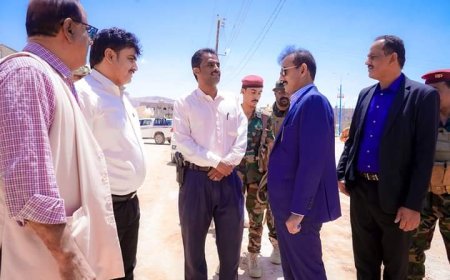 المحافظ بن الوزير يتفقد سير العمل في مشروع تطوير شارع الشهيد قطن بمدينة عتق 