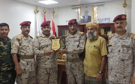 نائب رئيس هيئة الأركان العامة يكرم قائد اللواء 83 مدفعية