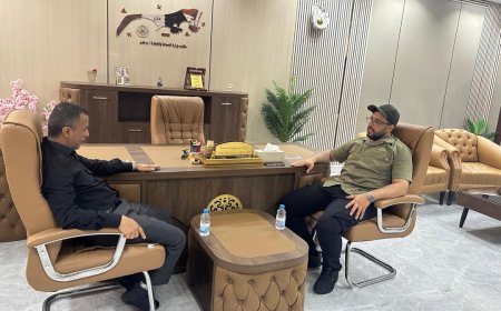 وكيل العاصمة عدن السقاف يتفقد سير العمل في مكتب الصناعة والتجارة ويشيد بمستوى الأداء