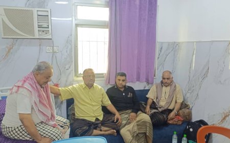 مدير عام مديرية التواهي يطمئن على صحة العميد الشعوي بعد إجراء عملية ناجحة بمستشفى النقيب بعدن