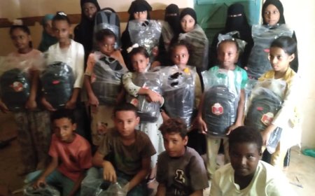 مؤسسة صدى للتنمية والإغاثة توزع حقيبة مدرسية لـ (104)  يتيم بدعم منظمة Life بمدينة جعار بأبين.