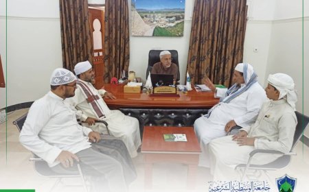 رئيس مجلس أمناء جامعة الوسطية الشرعية بحضرموت يلتقي مدير عام رباط الإمام المشهور بالعاصمة عدن 