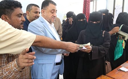 أمين عام محلي ابين ومدير عام صندوق الرعاية الاجتماعية يدشنان صرف الحوالات النقدية الغير مشروطة 