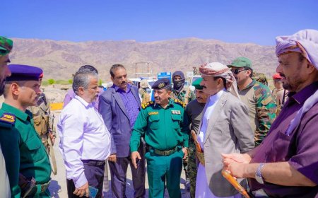 محافظ شبوة ومدير عام الشرطة يزوران مديرية بيحان ويتفقدان شرطة المديرية