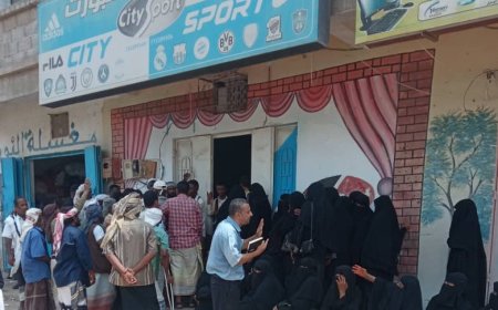 مدير عام صندوق الرعاية الاجتماعية بأبين يتفقد سير عملية صرف الحوالات النقدية الغير مشروطة للمرحلة الـ18