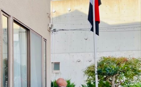 سفير اليمن لدى اليابان يهنئ  القيادة السياسية ويرفع علم الجمهورية احتفالا بثورتي سبتمبر واكتوبر