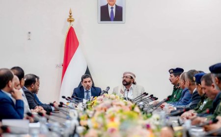 العرادة يترأس اجتماعاً موسعاً ضم رئيس الحكومة والوزراء وقيادات السلطة المحلية والمكاتب التنفيذية بمأرب