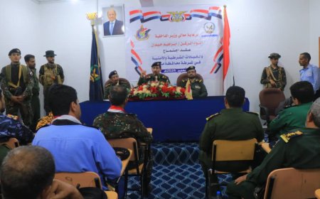 وزير الداخلية يقوم بزيارة تفقدية لشرطة محافظة مأرب