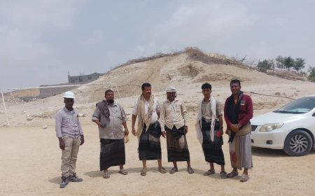 اللجنة المكلفة من سلطة رضوم تسلم موقع مشروعي الوحدة الصحية بأصفاق وتأهيل ملعب نادي قنا الرياضي للجهات المنفذة