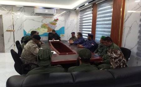 مدير أمن لحج يعقد اجتماعًا مع رؤساء الأقسام وقادة الوحدات الأمنية في المحافظة