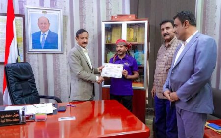 المحافظ بن الوزير يكرم فنيي مؤسسة الكهرباء ويؤكد على أهمية دورهم في خدمة المواطنين.