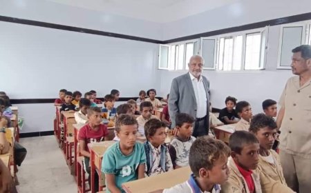 محافظ الحديدة يفتتح مدرسة النهضة في منطقة البادي بالخوخة