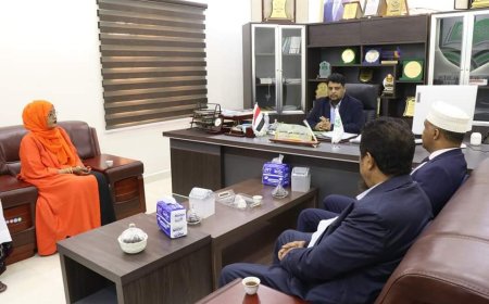 رئيس جامعة المهرة يستقبل النائب الأول لرئيس البرلمان الصومالي