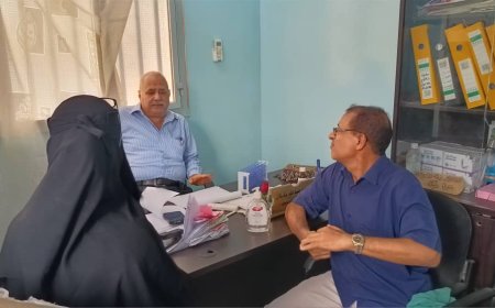 مدير عام الصحة بعدن يتفقد مركز رعاية الأم والطفل في مديرية المنصورة