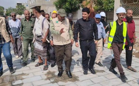 بتكلفة ( 67 ) ألف دولار..  مدير عام البريقة يدشن مشروع "الرصف الحجري بمنطقة الوحدة السكنية"