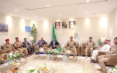 رئيس مجلس الوزراء يزور مقر قيادة القوات المشتركة لتحالف دعم الشرعية