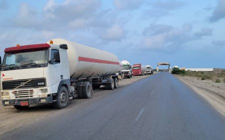 سائقو قاطرات الغاز يمتنعون من الدخول إلى عدن ويعتصمون في نقطة حسان احتجاجا على استمرار الجبايات