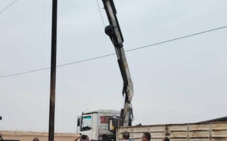 بعد الامطار التي شهدها الحقلين..  باخبيرة يطلع على اعمال صيانة التيار الكهربائي في حقلي بئر أحمد وناصر