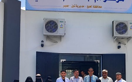 مدير عام مكتب الصحة العامة والسكان بلحج يلتقي وفد من وزارة الصحة ومنظمة أدرا