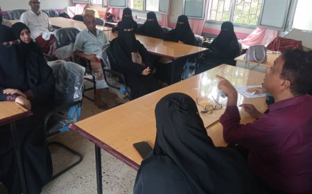 الدكتور المقبلي يشكر المحافظ ويشيد بطاقمه الإداري الفني ويستعرض انجازاتهم ويمنحهم مكافآت مالية رمزية