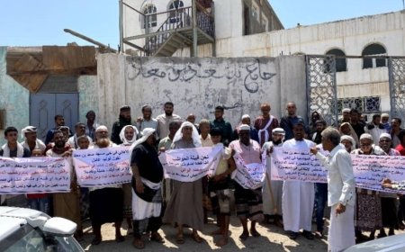 أهالي "القاهرة" بمنصورة عدن يحتجون رفضاً لتغيير إمام مسجد سعد بن معاذ