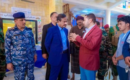 المحافظ بن الوزير يطلع على فعاليات معرض شبوة للكتاب، ويشيد إقبال الزوار عليه