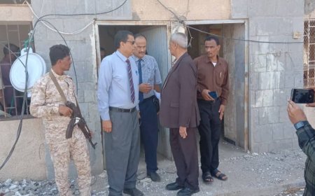 محافظ لحج ومدير عام مكتب الصحة يتفقدان عملية الترميم والتأهيل لمبنى كلية الطب بالمحافظة