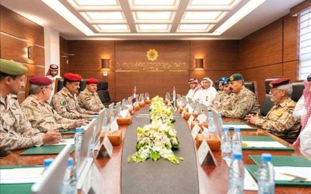 وزير الدفاع يبحث مع أمين التحالف الإسلامي العسكري لمحاربة الإرهاب تعزيز التعاون